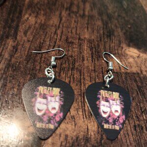 MOTLEY CRUE THEATRE OF PAIN GUITAR PICK EARRINGS - NECKLACE SET